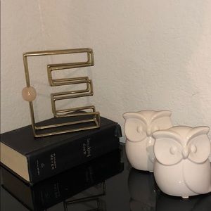 LETTER E BOOK HOLDER/ROOM DECOR